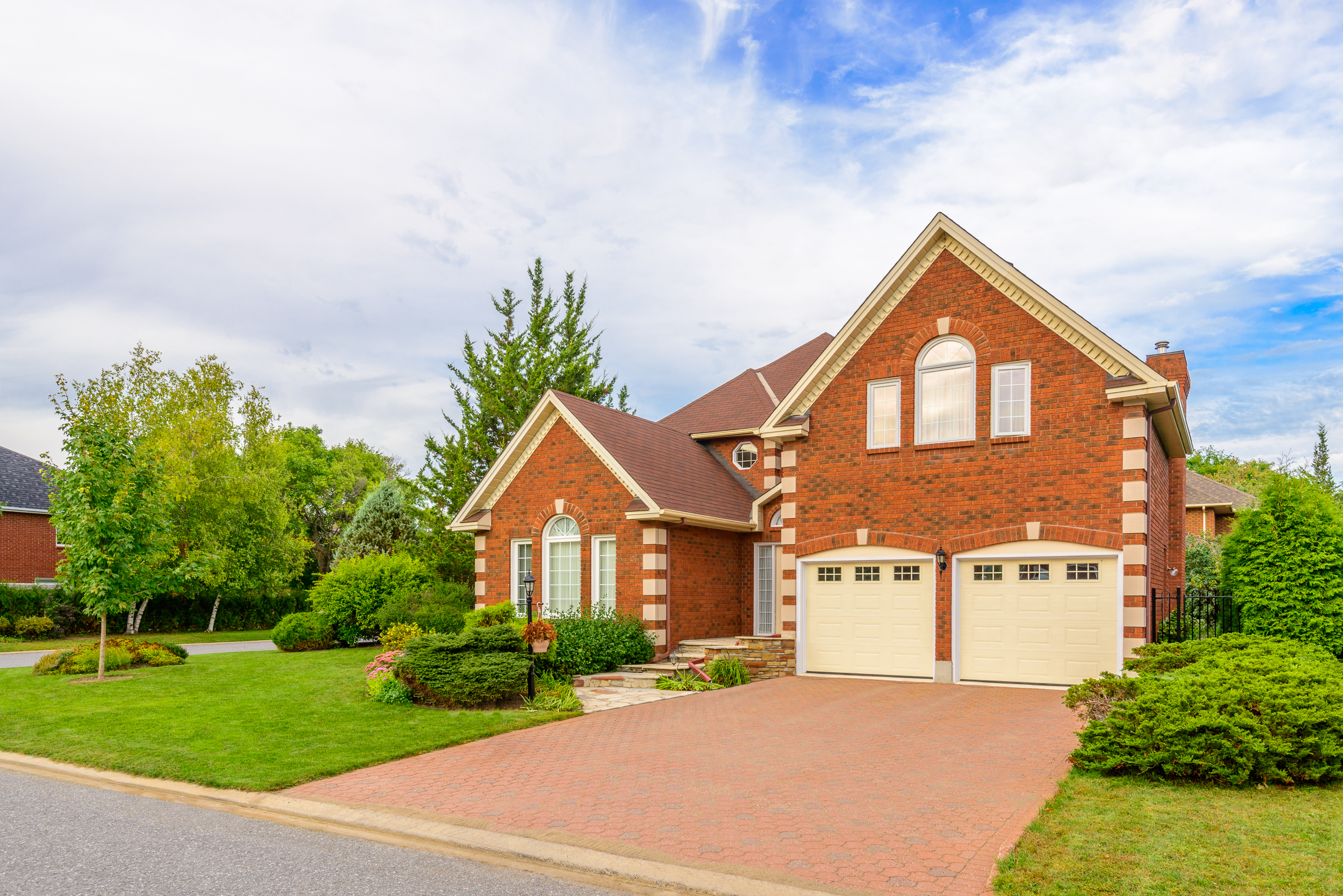 Luxury house with clean turf lines and beds